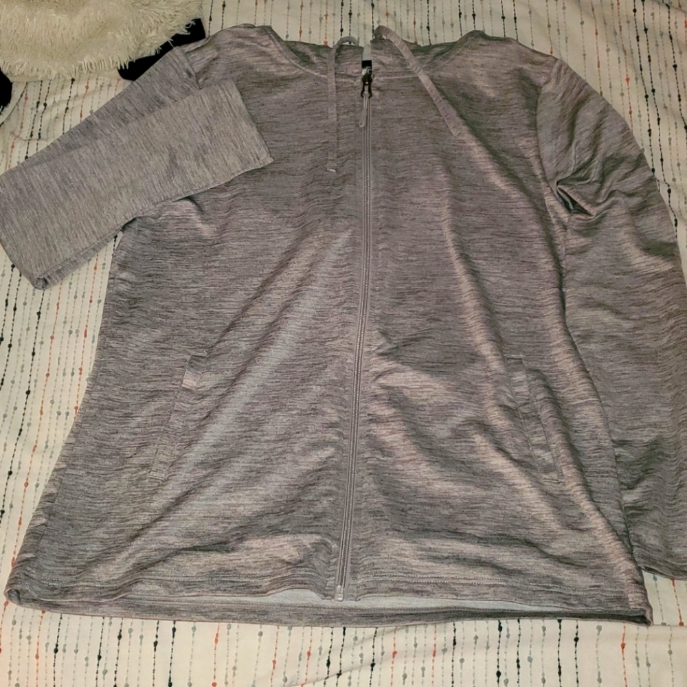 L 32°Cool  gray sweatshirt